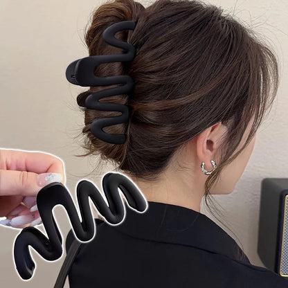 1Pc Women's Y2K Wavy High Glossy Amber Brown 4.13in Large Lightweight Plastic Hair Clip, Elegant and Minimalistic Hair Accessory