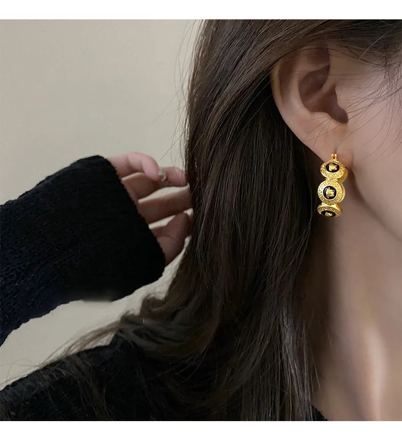 Classical Metal Retro Portrait Earrings Luxurious Fashion French Portrait Striped Circle Earstud Italian Handmade Palace Jewelry