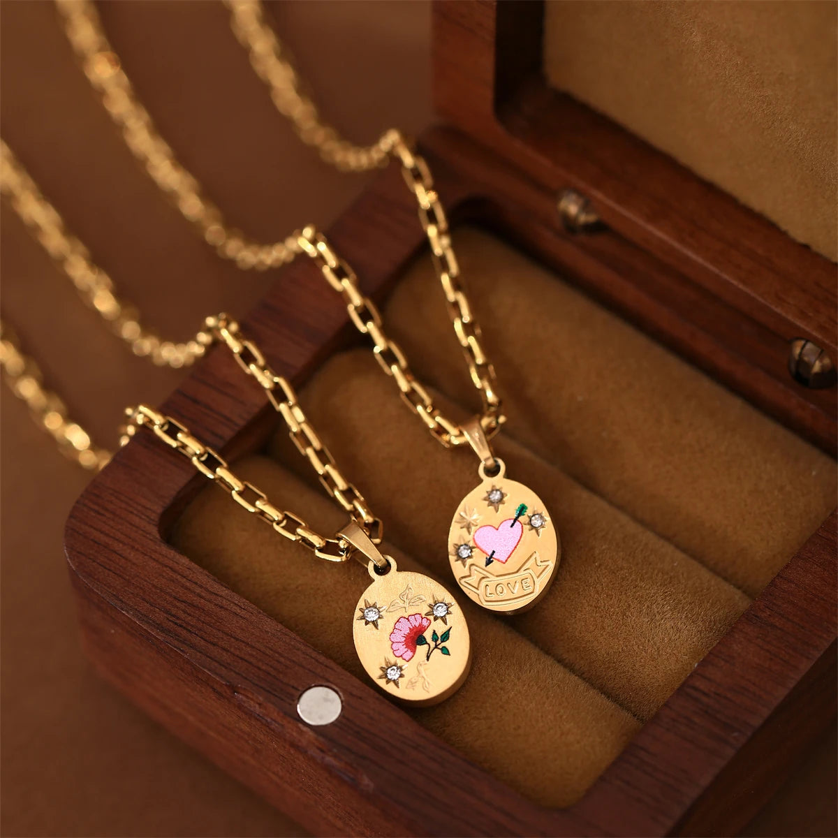 Stainless steel painted light luxury pendant necklace hand-painted flower heart pendant sweater chain