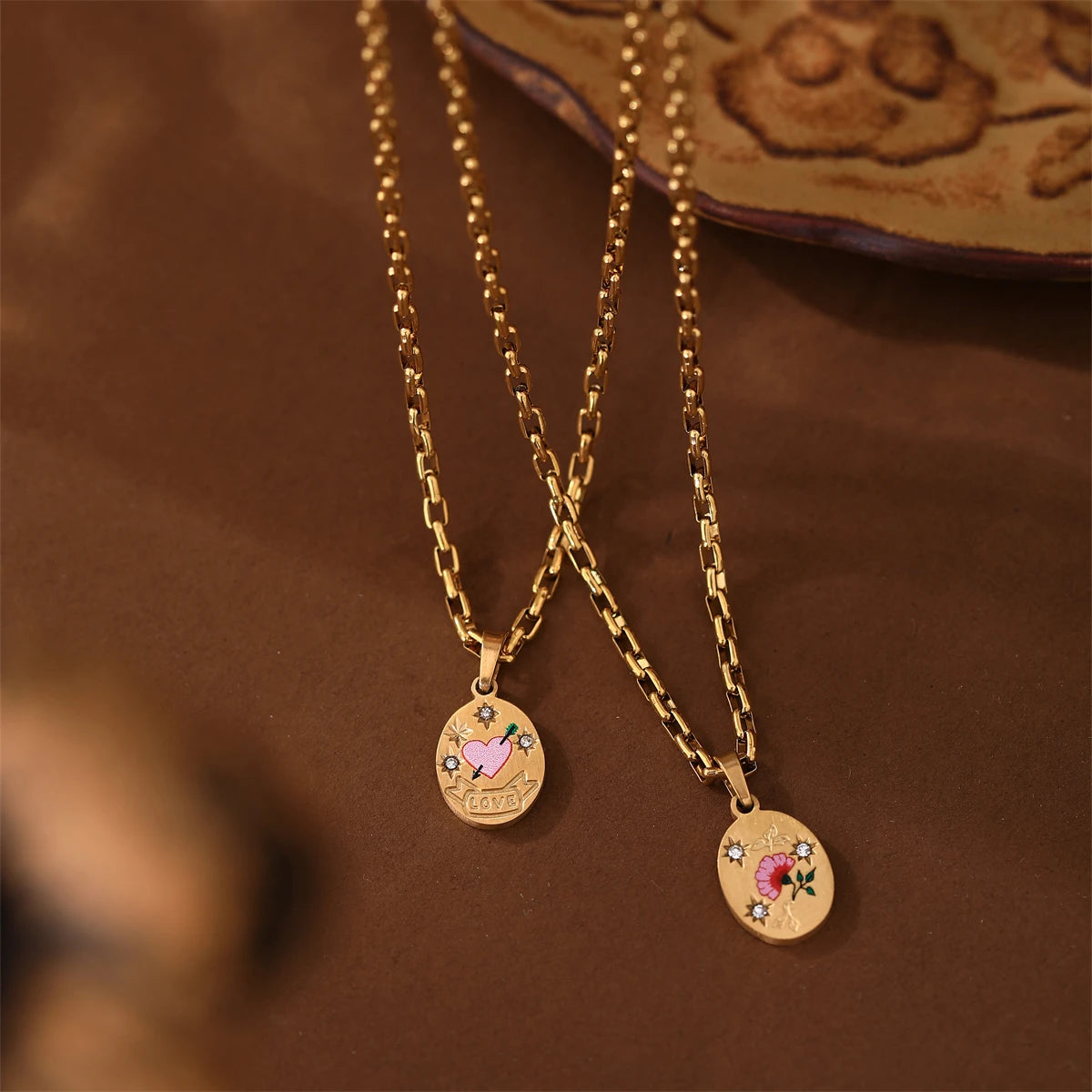 Stainless steel painted light luxury pendant necklace hand-painted flower heart pendant sweater chain