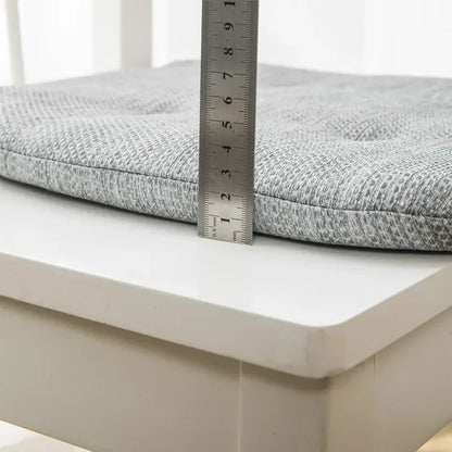 Atmungsaktives Sommerkissen mit Vier-Nagel-Anti-Rutsch-Befestigung, ideal für Klassenzimmer und Wohnzimmer, sowie für die skandinavische Jahreszeit.