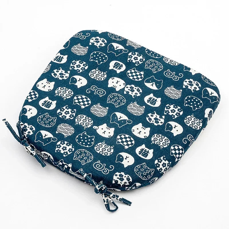 Atmungsaktives Sommerkissen mit Vier-Nagel-Anti-Rutsch-Befestigung, ideal für Klassenzimmer und Wohnzimmer, sowie für die skandinavische Jahreszeit.