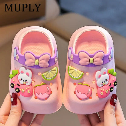 Sommerliche Kinder-Gartenclogs, Strandsandalen für Jungen und Mädchen, leicht, atmungsaktiv, niedliche Cartoon-Babypantoffeln