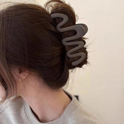 1Pc Women's Y2K Wavy High Glossy Amber Brown 4.13in Large Lightweight Plastic Hair Clip, Elegant and Minimalistic Hair Accessory
