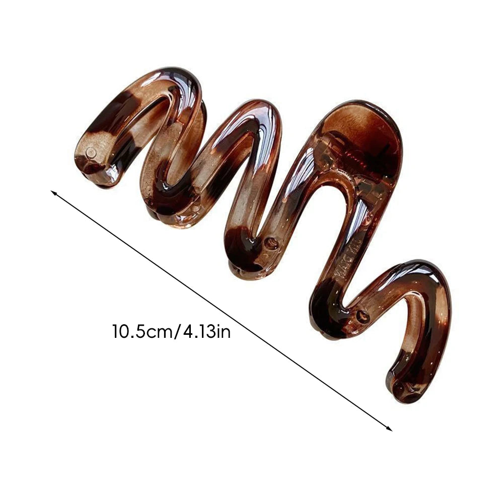 1Pc Women's Y2K Wavy High Glossy Amber Brown 4.13in Large Lightweight Plastic Hair Clip, Elegant and Minimalistic Hair Accessory