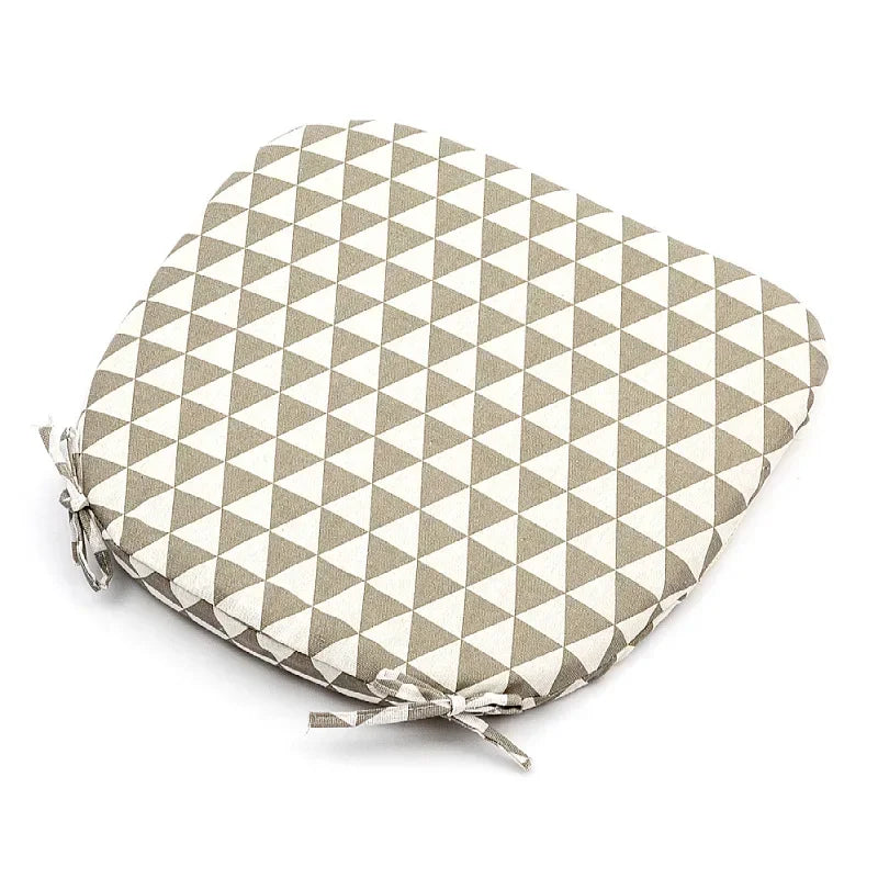 Atmungsaktives Sommerkissen mit Vier-Nagel-Anti-Rutsch-Befestigung, ideal für Klassenzimmer und Wohnzimmer, sowie für die skandinavische Jahreszeit.