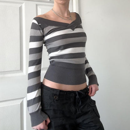 Figure-hugging Long-sleeve Base Sweater With Striped V-neck