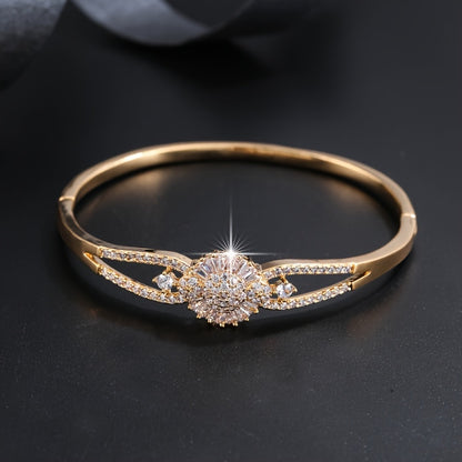 Elegant And Sophisticated Zirconia Bracelet With A Trendy And Minimalist Design, Exuding A Sense Of Luxury And Fashion.